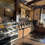 珈琲蔵人 珈蔵 - 入口を入った右側は待合とコーヒー豆店ケーキの販売コーナー。
