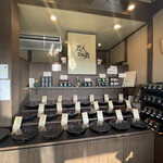 珈琲蔵人 珈蔵 - コーヒー豆販売風景、ずらっと圧巻品揃え。