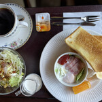 Kakura - トーストセット。喫茶店のトーストって分厚くて柔らかくて何ておいしいのでしょうねー。