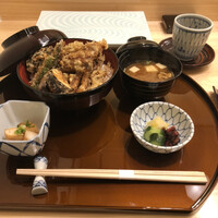 天ぷら 天源 - ②穴子天丼、小鉢(ホタテの甘辛煮)、味噌汁、お新香