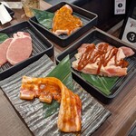 YAKINIKU GOEN - ジンジャー豚バラ１本焼き・タンドリーチキンステーキ・ガーリックチキンステーキ・豚ロース