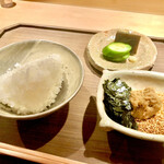 神楽坂 石かわ - これから煎茶注ぐ鯛茶漬け　あられ胡麻が香ばしい