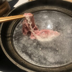 Shabushabu Nihon Ryouri Kisoji - 和牛霜降肉しゃぶしゃぶ６２９２円。最初だけですが、仲居さんのお給仕です♩。柔らかくトロける食感ながらも、お肉の甘みも感じられ、とても美味しかったです（╹◡╹）