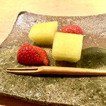 神楽坂 石かわ - 瑞々しいメロンと埼玉のあまりん苺