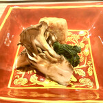 神楽坂 石かわ - 海老芋は油通して甘みが倍増　シメジと菊菜は素材の旨味