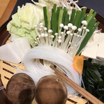 Shabushabu Nihon Ryouri Kisoji - 和牛霜降肉しゃぶしゃぶ６２９２円。野菜、春雨、豆腐など。野菜の中では大根が特に良かったです（╹◡╹）