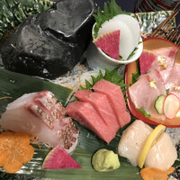 しゃぶしゃぶ・日本料理 木曽路 上野店 - 季節のお造り盛合せ３６３０円。マグロ、鯛、鰤、帆立、イカの盛り合わせです。鯛、鰤ともに身は頼りない感じですが、旨味と甘みが感じられ、とても美味しかったです（╹◡╹）