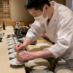 すし宮川  - 薬味を乗せる