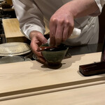 すし宮川  - 提供直前で何かに気付いたのか拭き取りますが、恐らくそのまま提供されても自分には解らないレベルだと思われますが、ミリ単位の妥協も許さない姿勢が素晴らしく鳥肌が立ちました！