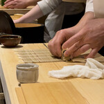 すし宮川  - 側面に再度シャリを詰めて無駄は皆無