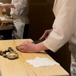 すし宮川  - 鮑を切る