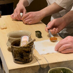 すし宮川  - イクラを軍艦に乗せる前にシッカリと漬けタレを切る工程に宮川さんらしさが出ております！兎に角丁寧です‼︎