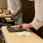 すし宮川  - 穴子を切る際の包丁に加える力加減が流石です！