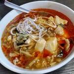 南京亭 - 酸辣湯麺、最初は万人受けを狙った辛さ控え目サッパリ系かと思いましたが、結構辛味効いてました。
            同行者が頼んでいた塩担々麺美味しそうだったので、またの機会に頂いてみたいですね。