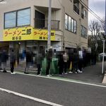 ラーメン二郎 - 退出時の行列ぐあい
