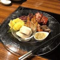 横浜中華街 重慶飯店 本館 - 特製六種前菜盛り合わせ