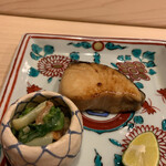 はらまさ - 焼き物：鰆、赤貝と青菜の胡麻和え？ とてもしっとりとしている鰆。和え物も美味しい。 小鉢の貝の触感がよく新鮮なのがわかります。いい箸休め。