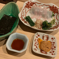 はらまさ - お造り：平目 いろいろな薬味に、あん肝たれをつけ、海苔で巻いていただきます。 これも大好きな一品。