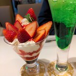 渋谷西村 フルーツパーラー - ストロベリーパフェ。イチゴタップリ！生クリーム、カスタードクリーム、イチゴソースの層( ´∀｀)