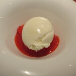 御影 ジュエンヌ - デザート～あまおう苺のスープ仕立て バニラとミルクのアイスクリーム