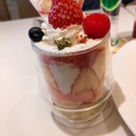 渋谷西村 フルーツパーラー - 苺ショートケーキ。苺のスポンジ、生クリーム、カスタードクリーム、中にもタップリ苺が入って、苺ソースをかけて頂くケーキ(≧∀≦)