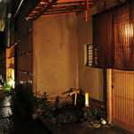 Onjaku Sakontarou - 玄関からの露地は京の風情たっぷり