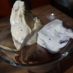 ジェラテリア ジェリーム - 森の木の実、ブルーベリーミルク、チョコレート