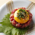 新宿 牡蠣入レ時 - 馬肉ユッケ