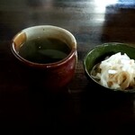 Hesomagari Udon - お茶とお茶請け(漬物)