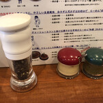 麺屋TAMOTSU - 左から胡椒、生姜、柚子胡椒