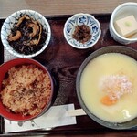 一乗寺中谷 - 胡麻豆腐　お惣菜も付いてます。