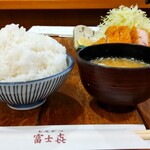 富士喜 - ご飯セット(ご飯、味噌汁、お新香) 350円、ご飯大盛り無料でお替りは120円になります