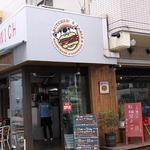 入り口はユニクロ側です。