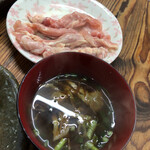 焼肉 初栄 - 赤だし、鶏せせり