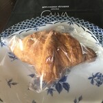 CALVA - 透明の袋に入っているまま、クロワッサンを冷凍庫に入れて5日後に食べてみました。