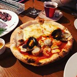 Italian Dining  The South - ペスカトーレと9種のチーズのピザ
