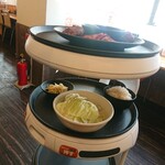 七輪焼肉 安安 - ロボットが運んでくる