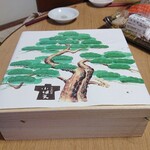 日本料理 小伴天 - おせち一段 ふるさと納税25,000円 外箱は白木故にちとシミが(笑)でも、裏白が蓋に挟まっちゃった高級なシミです      ( ^-^)ノ∠※。.:*:・'°☆