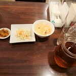 四川小吃 雲辣坊 - ランチのスープ、ナムル、ザーサイ