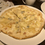 島イタリアン いゆ - 4種のチーズのピザ