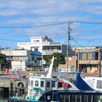 沼津フィッシュマーケットタップルーム - 店は沼津港に面しています