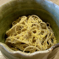 恵比寿 えんどう - 自家製からすみ蕎麦
                    お鮨屋さんでからすみ蕎麦をいただけるとは♪
                    それも遠藤さんのはめちゃ旨い！！
                    蕎麦の実を混ぜた香ばしさと食感が良いです。
                    からすみの分量も適量、蕎麦の味が分かりますからちゃんと。