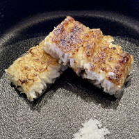恵比寿 えんどう - 秋田八郎潟の天然鰻
                    二週間寝かせた天然鰻、大きな個体だったそうですから脂が乗っています。
                    焼いている時に換気が追いつかず店内に少し煙が！
                    直焼きの皮目がパリッと、遠藤さんの焼き物は本当に素晴らしい！
                    