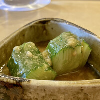 恵比寿 えんどう - 胡瓜塩麹がけ
                      細かく包丁を入れあご出汁の塩麹をかけただけですが、お漬物感覚でいただけます。
                      さっぱりとして美味しい♪