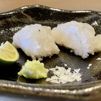 恵比寿 えんどう - 鱧 焼き霜造り　愛媛の藤本漁師より
                    鱧の旬は6〜7月、藤本氏よりこの時期に良い鱧が穫れたと私達の前に登場です。
                    皮目だけをさっと炙りに、しっかりと脂質がありもっちりとして美味、山葵と塩でシンプルに。