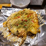 粉ひで - 一番人気の卵載せお好み焼き。とろとろ＋ふわふわ。