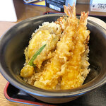 田舎 - 天丼はミニサイズ。エビ天2本にかき揚げ、ナス、ししとうの天ぷらが入っております。