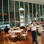 高い天井の店内。どの席からも景観を感じます