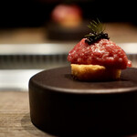 USHIGORO S. - キャビアと和牛の燻製タルタル