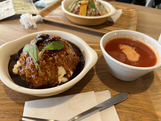 アトリエ - 3日間煮込んだ牛肉のふわとろオムデミグラス　790円
信州トマトとベーコンの野菜スープ　600円